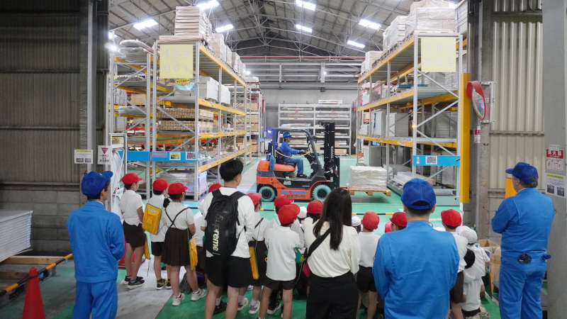 地元小学生の皆さんをお迎えし、工場見学を開催しました